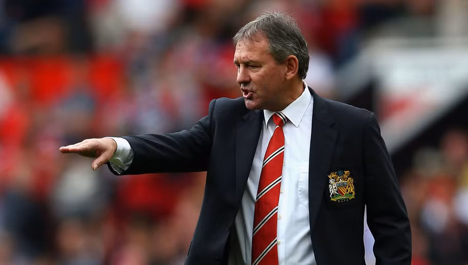 Chỉ vì muốn đánh thức người đồng đội Paul Gascoigne dậy đúng giờ, Bryan Robson đã gặp chấn thương cực nặng. Cụ thể thay vì lắc giường để Gascoinge tỉnh thì Robson lại làm cả chiếc giường rơi vào chân của mình và gãy luôn ngón chân.