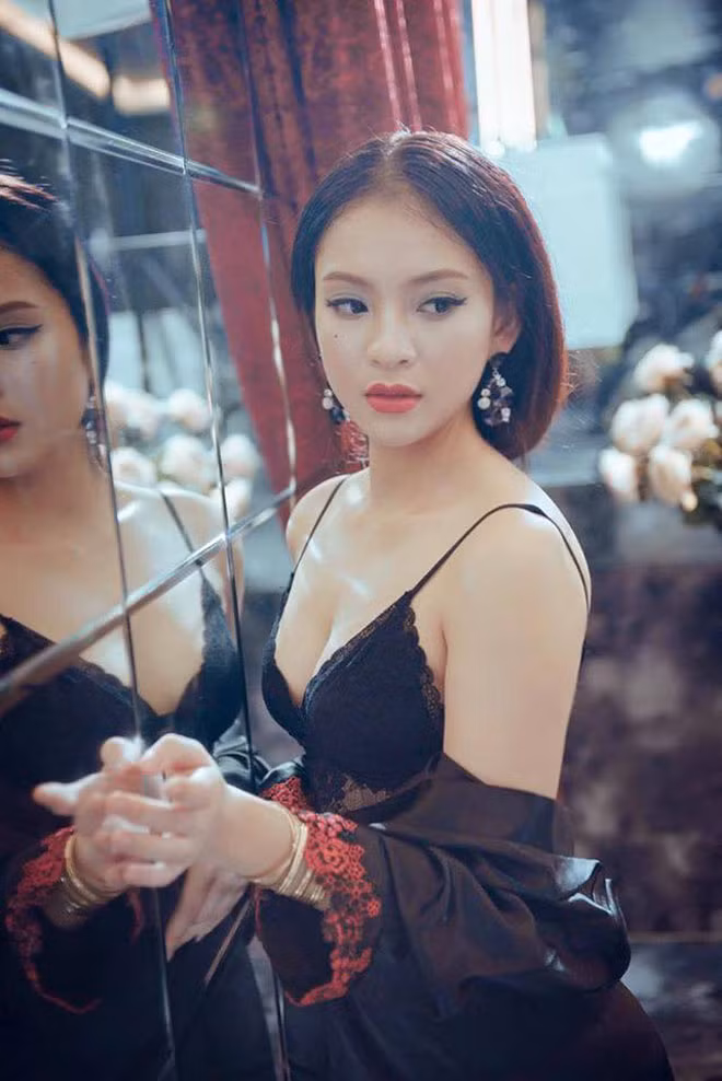 Sau thời "mai danh, ẩn tích", nhiều người tỏ ra khá bất ngờ khi Phương Anh đã có chồng và có con. Chồng em gái tiền vệ đội tuyển U23 Việt Nam này khá nổi tiếng trong giới bóng đá phủi Hà Nội. Đó là "ông bầu" của đương kim vô địch HPL - Tin Lớn &amp; AE.