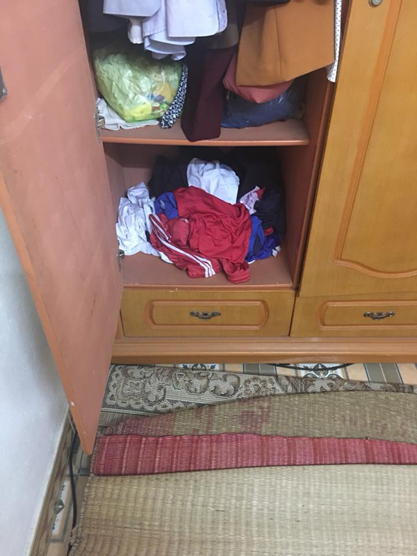 Khởi đầu cho màn "bóc phốt" anh em này đó là cô bạn có nickname Hạnh Nghiêm. Cô nàng này, không ngần ngại "khoe" với cả thế giới về kho tủ quần áo bóng đá nhiều không đếm nổi của chồng mình