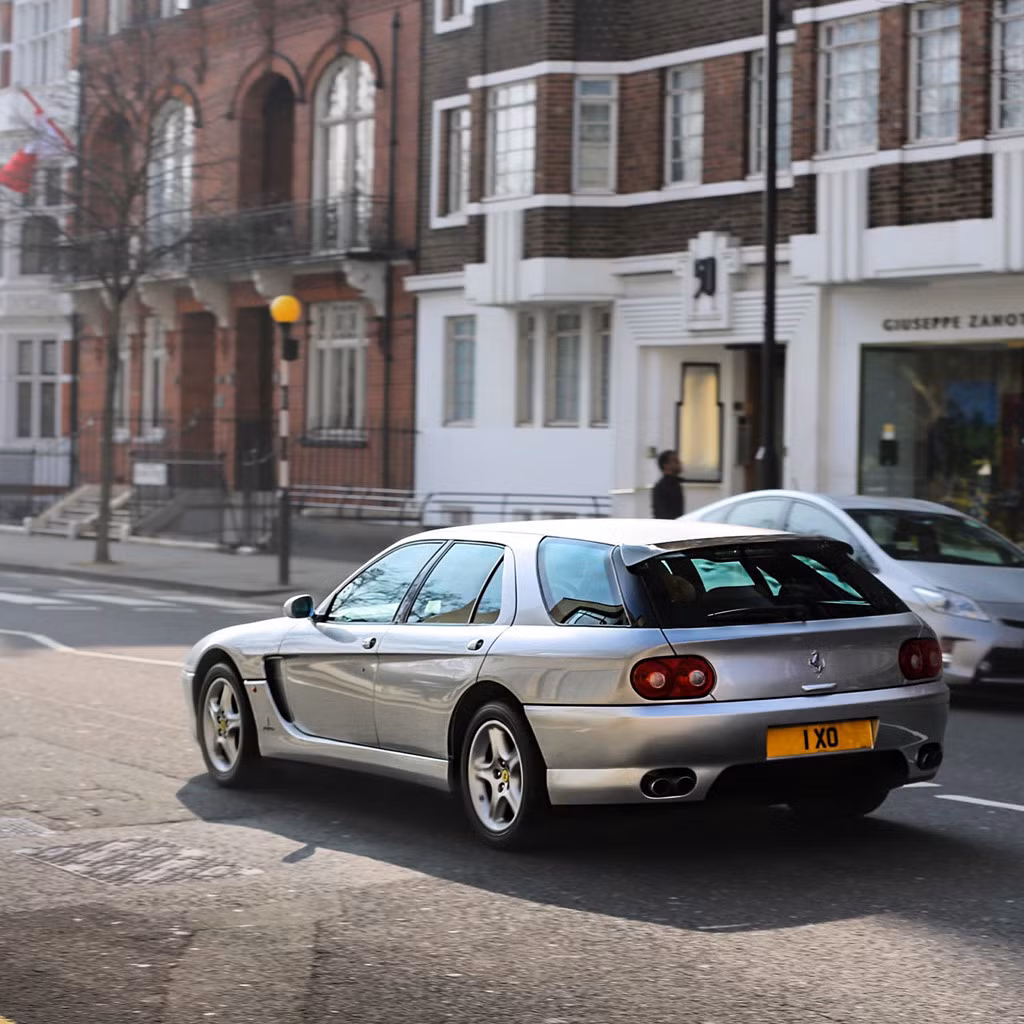 Hoàng gia Brunei là một trong những hoàng gia giàu nhất thế giới, không có gì ngạc nhiên khi garage của hoàng gia này có đến hơn 7.000 siêu xe. Trong đó, có một loạt siêu xe của Ferrari thuộc dạng hiếm và độc nhất thế giới. Cuối những năm 1990, hoàng tử Brunei đã đặt hàng 6 chiếc Ferrari 456 GT Venice.