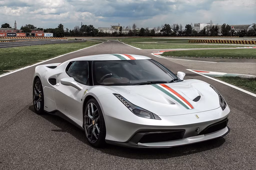 Ferrari 458 MM Speciale Được sản xuất dành cho một khách hàng tại Anh, nó là sự kết hợp giữa nguyên gốc 458 Speciale và một số chi tiết từ người anh em 488 GTB.Tên gọi của 458 MM Speciale mới bắt nguồn từ những chiếc Ferrari 375 MM. Cabin bao quanh bởi lớp kính, trụ chữ A màu đen mang đến cảm giác liền khối cho siêu xe này.