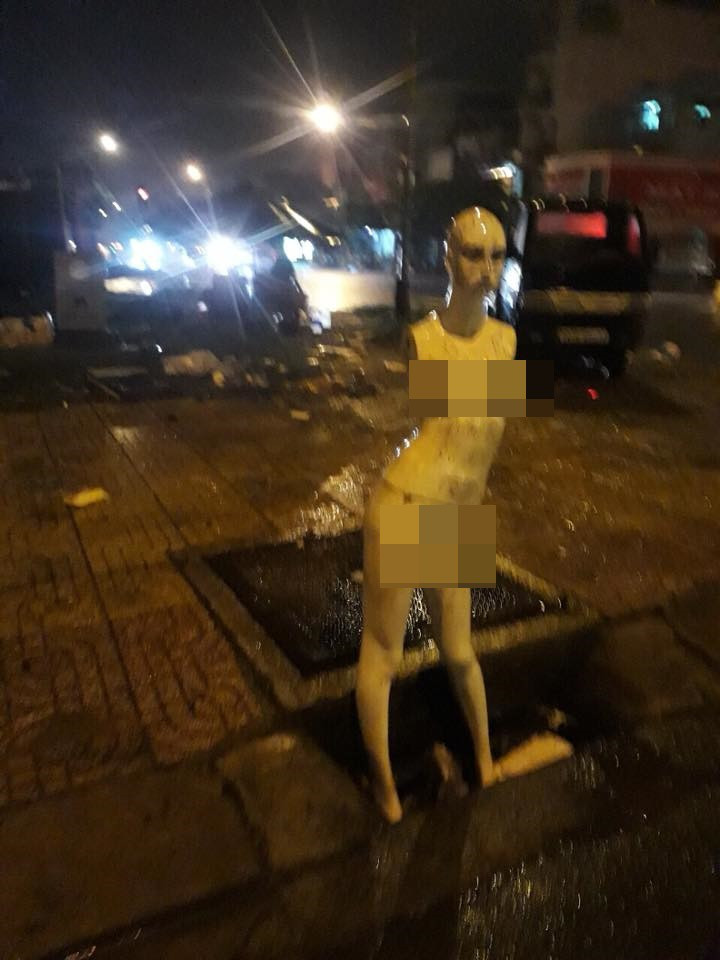 Trước đó, không ít lần cộng đồng mạng đã chia sẻ những con ma-nơ-canh bị vứt ra đường vào buổi đêm với hình thù biến dạng khiến người đi đường giật mình.