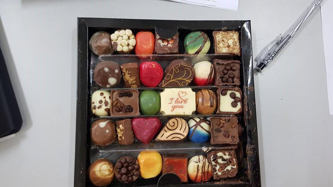 Thế nhưng, chưa kịp mở quà ra thì H.Y đã không vui vì chiếc hộp bị méo, đến lúc nhìn thấy ruột bên trong thì thực sự là một thảm họa: chocolate chảy nhoe nhoét không còn hình dạng đáng yêu như ảnh quảng cáo. Ngay sau đó, H.Y đã hỏi khéo người bạn để biết chỗ bán chocolate và nhắn tin yêu cầu shop bán hàng online trả lại tiền cho bạn mình.