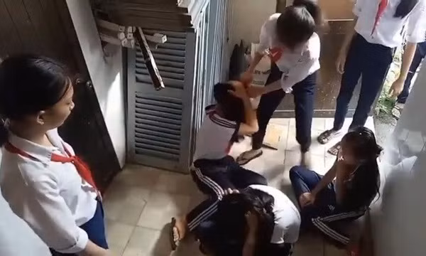 Theo tìm hiểu, đây là cuộc ẩu đả giữa 2 học sinh lớp 9 và 3 học sinh lớp 7. Ban đầu chỉ là màn cảnh cáo, chửi rủa với những từ ngữ mà không nhiều người nghĩ lại phát ra từ những học sinh đang khoác trên mình bộ đồng phục. Nhưng sau đó lần lượt từng em một bị kéo tóc lôi xuống đất, đánh mạnh vào đầu trước sự chứng kiến của nhiều học sinh khác.