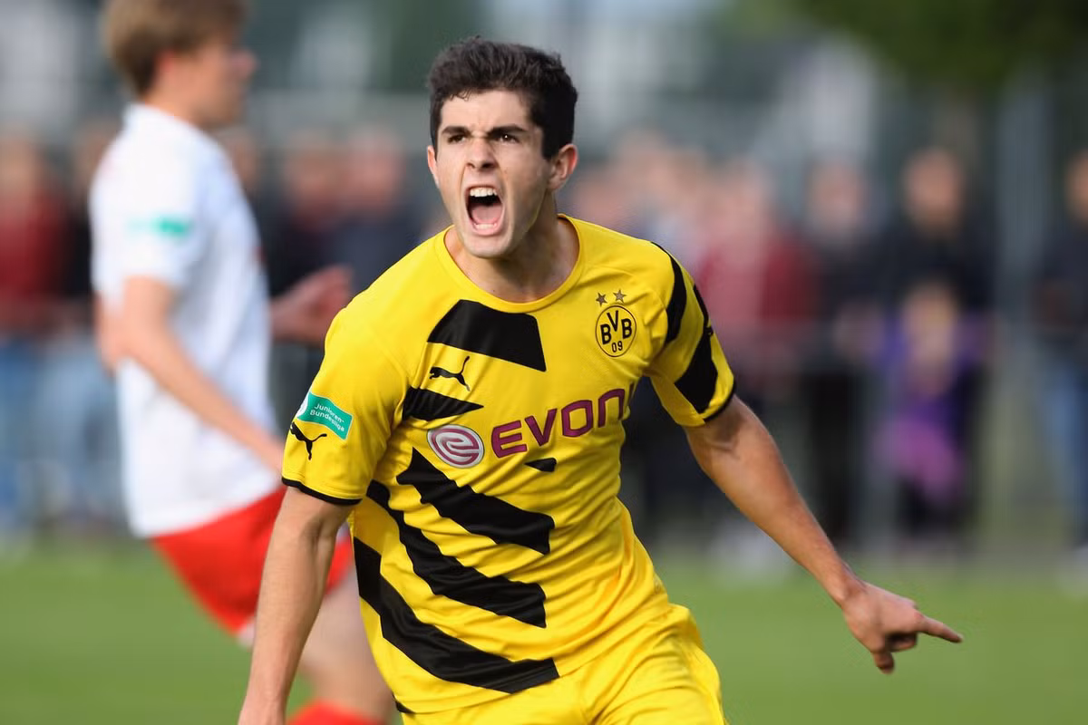 Liverpool chọn sao Dortmund thay thế Coutinho: Theo thông tin chuyển nhượng bóng đá từ tờ Mirror, Liverpool cho du luôn nói không để mất Coutinho nhưng họ vẫn tính đến phương án dự phòng là sẽ để cầu thủ này rời đến Barca. Động thái mới nhất đó là CLB thành phố cảng này đã đánh tiếng muốn có Christian Pulisic (Dortmund). Pulisic, 18 tuổi, khoác áo Dortmund từ năm 2015, ra sân tổng cộng 53 trận và ghi 7 bàn. Ảnh: Mirror