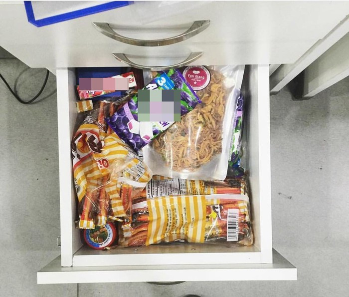 "Mình cũng vậy, mua cả cái hộp nhỏ đựng các loại kẹo, bánh, tủ lạnh công ty thì chứa các loại hoa quả. Ăn hoa quả đẹp da, ngồi máy tính nhiều mà không bổ sung vitamin thì phí lắm", một người chia sẻ.