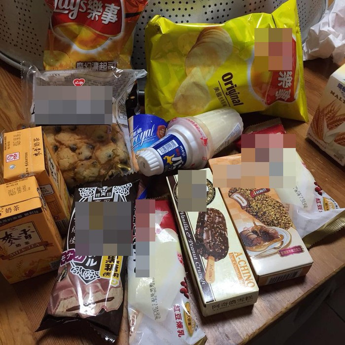 Nickname Hoàng Nghĩa bình luận: ‘Đúng là con gái, ăn quà như mỏ khoét. Nhưng mình lại thích vì được ăn ké'. Còn nickname Phạm Minh Tâm thì thắc mắc: "Mua nhiều đồ như thế, ăn vào thời gian nào cho hết".