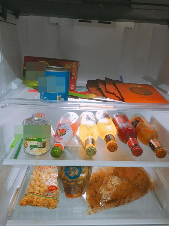 Một người khác cho hay: "Tủ ở công ty cũ của mình còn có lọ nước sấu, lọ nước dâu cơ. Mùa hè lại pha nước sấu uống cho cả văn phòng cứ như quầy trà đá ngoài đường vậy".