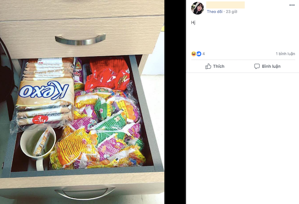 Một nữ nhân viên văn phòng đã đăng tấm hình hộc tủ cá nhân tại công ty. Tủ đồ đầy ắp đồ ăn vặt: bim bim, bánh giòn, xúc xích… kèm dòng trạng thái tìm những người chung sở thích.