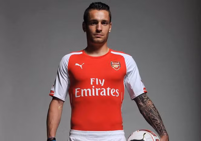 Mathieu Debuchy gia nhập Arsenal từ CLB Newcastle với giá 12 triệu bảng. Cầu thủ này liên tục phải vật lộn với chấn thương dù được kì vọng rất lớn là sẽ gia cố cho hàng phòng ngự yếu ớt của Arsenal. Nhưng đáng tiếc là mùa giải này là mùa giải bỏ đi với Debuchy.