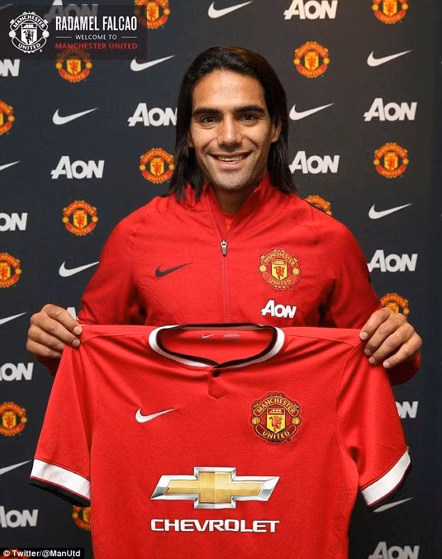 Radamel Falcao từ Monaco đến với MU theo dạng cho mượn. Cầu thủ này không thể hiện được nhiều trong màu áo của đội 1 MU, nên đã bị HLV Luis Van Gaal đẩy xuống đá cho đội U21 của CLB này.