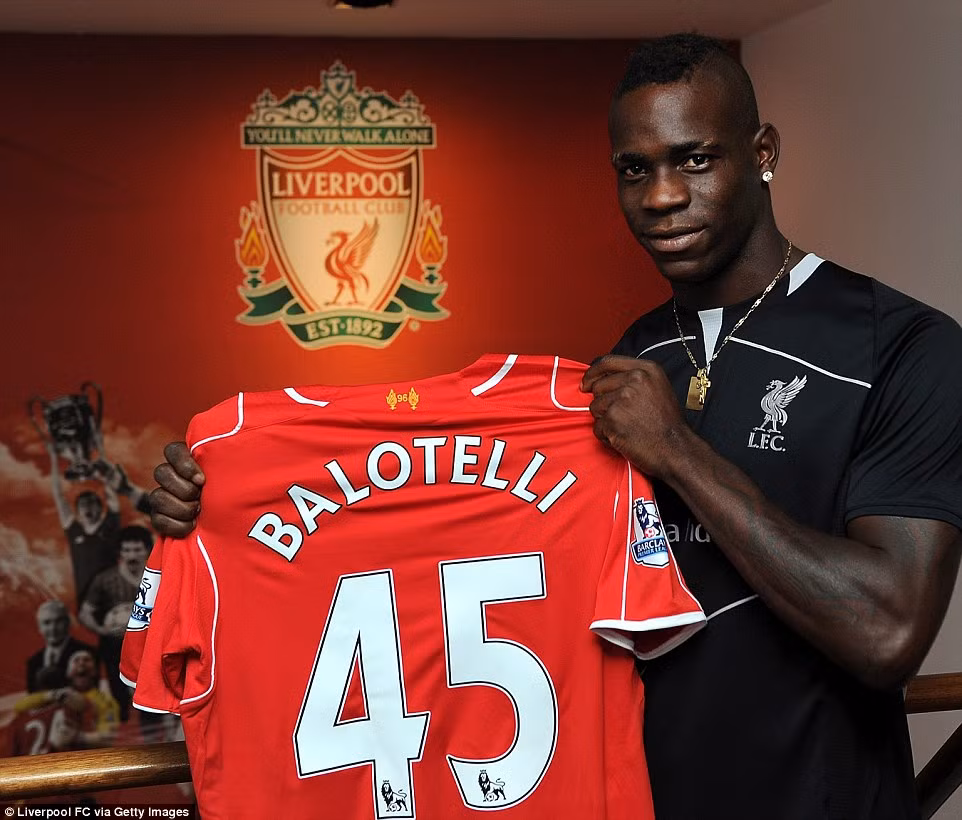 Mario Balotelli được Liverpool nâng đỡ khi sa cơ lỡ vận. Nhưng những gì mà cầu thủ người Italy này đáp đền cho Liverpool thì chưa hoàn toàn xứng đáng. Có tin đồn, hết mùa giải này, Balotelli sang Mỹ thi đấu.
