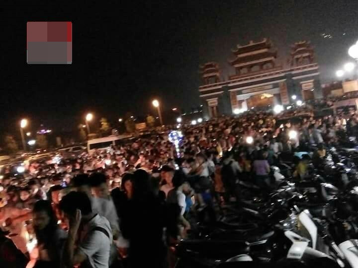 Tối ngày 31/3 trên mạng xã hội, các fanpage lớn chuyên thu thập các thông tin xã hội đã cho đăng tải những bức ảnh của quãng đường ách tắc dài hàng cây số của Lễ hội Hoa đăng Tây Thiên và thu hút được rất nhiều dân mạng đóng góp ý kiến.