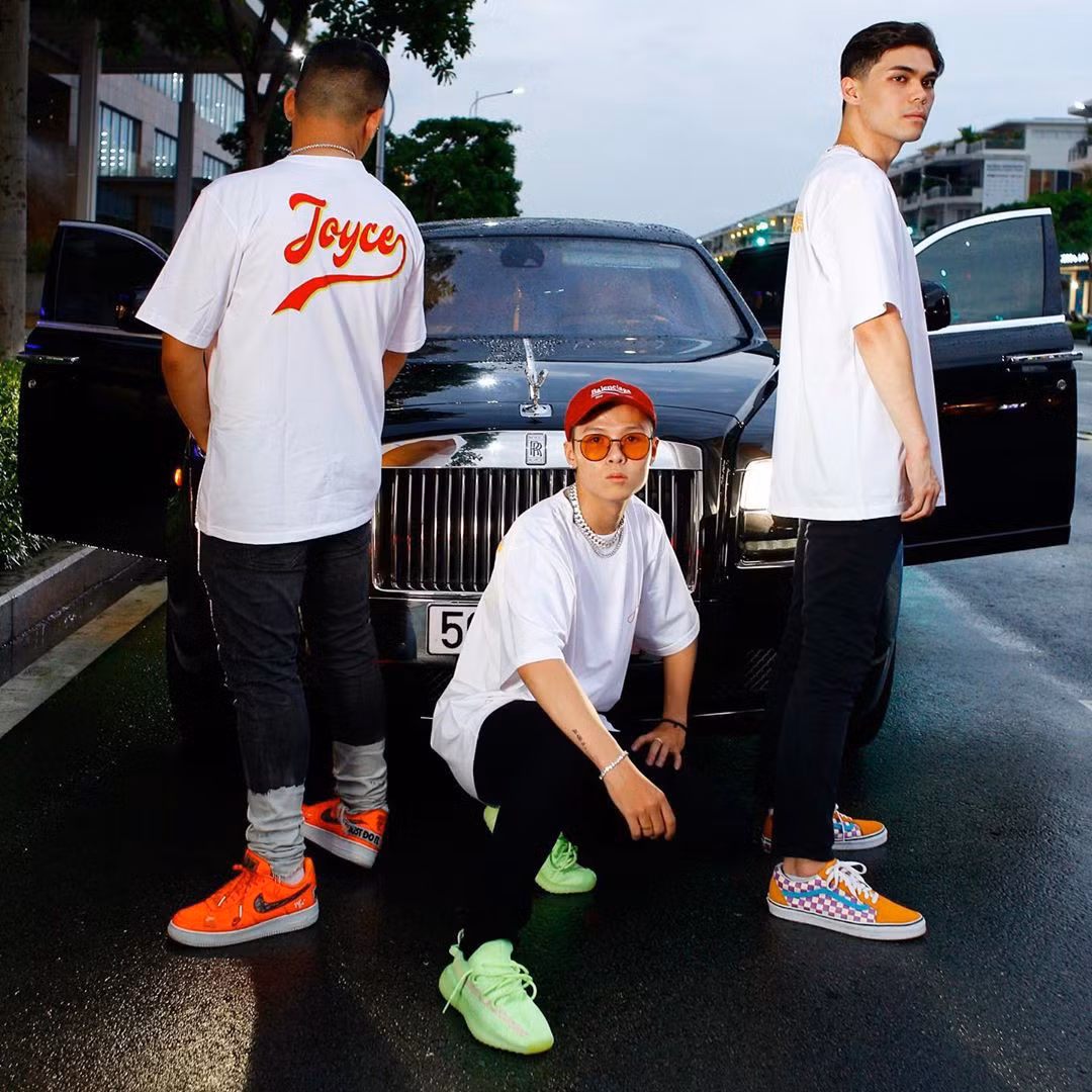 Bạn trai của Minh Anh có tên Tâm Nguyễn, cũng là một Rich Kid. Anh đam mê sưu tầm giày hiệu, đồ chơi mô hình Bearbrick như bạn gái.