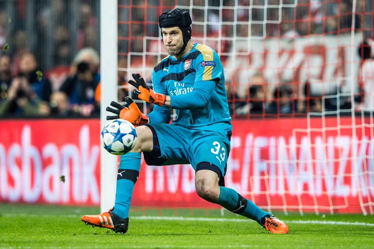 Thế nhưng, cay đắng hơn cho NHM của đội bóng nửa xanh thành London đó là điểm đến của Petr Cech lại là đại kình địch Arsenal. Thủ thành người CH Séc đã đóng góp rất nhiều vào lối chơi của Arsenal mùa giải này.