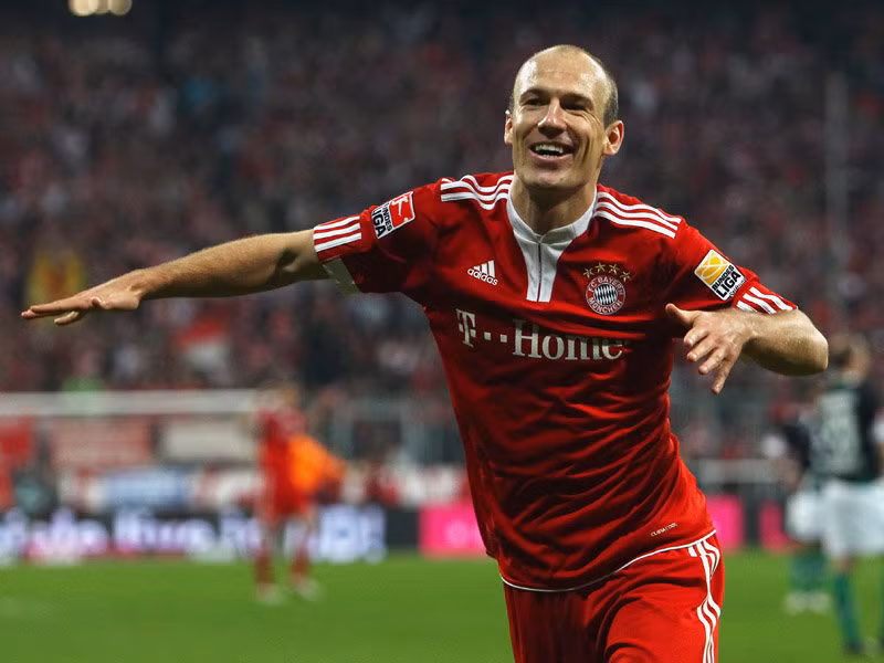 Arjen Robben đã có 3 mùa giải cống hiến cho CLB Chelsea, bằng tốc độ, cầu thủ người Hà Lan này đã trở thành cơn ác mộng thực sự của mọi hàng thủ Premier League. Đáng tiếc, Chelsea đã vội vàng bán anh cho Real Madrid năm 2007.