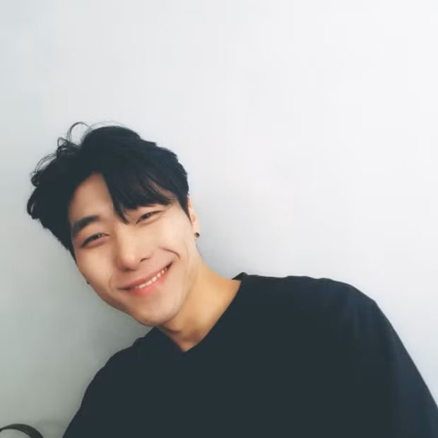 Nụ cười đẹp cùng khuôn mặt điển trai đã mang đến điểm 10 của dân mạng dành cho nhan sắc của chàng soái ca pha chế này.