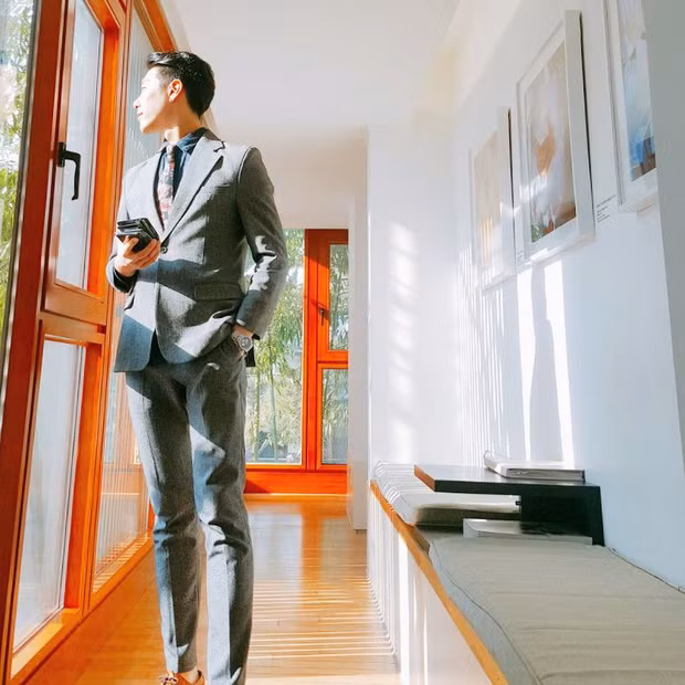 Nhìn đôi chân siêu dài ấy, nhìn vóc dáng ấy, chắc hẳn bạn cứ ngỡ là mình đang được ngắm hình ảnh của một người mẫu nào đó nhưng thực chất đây là một anh chàng pha chế tại quán cafe.