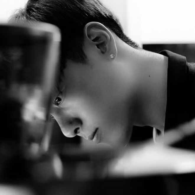 Khuôn mặt của Lee Kang Bin được dân mạng chụp trộm trong khoảnh khắc anh chàng này làm việc. Ảnh sử dụng trong bài: Instagram nhân vật/.