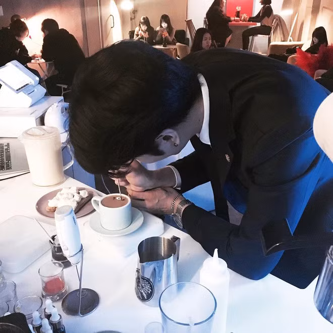 Không chỉ đẹp trai, lại còn cao ráo, anh chàng pha chế người Hàn Quốc này còn có tài, khéo tay và thường xuyên thể hiện những tác phẩm điêu khắc của mình trên những cốc cafe cho khách.