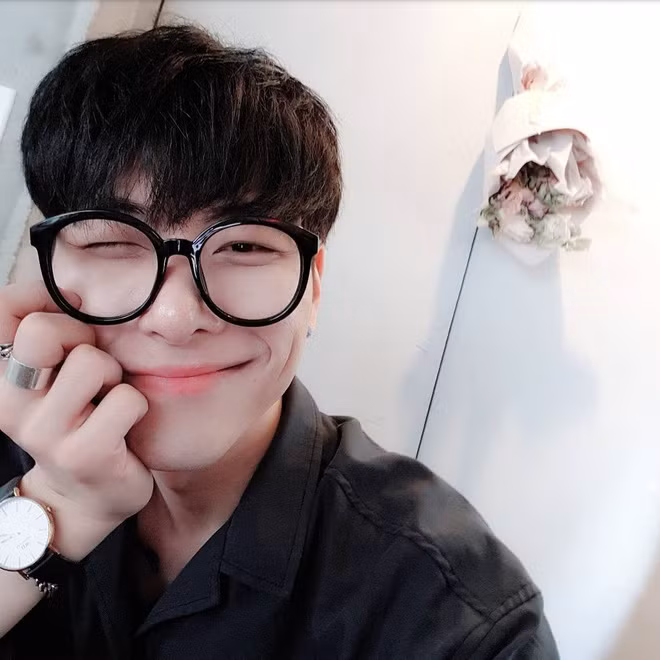 Con trai đẹp trai nhất lúc người đó nghiêm túc làm việc và anh chàng pha chế Lee Kang Bin cũng đẹp trai nhất những lúc ở bên quầy pha chế tạo hình, đó là những nhận xét hết sức có tâm của dân mạng dành cho anh chàng người Hàn Quốc này.