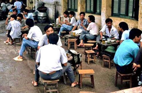 Điểm chung dễ nhận thấy nhất của các hàng quán vỉa hè Hà Nội xưa là bình dị và sơ sài. Song nhiều nơi vẫn thu hút khá đông khách. 