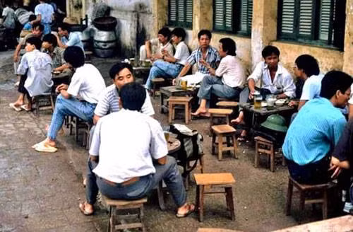 Điểm chung dễ nhận thấy nhất của các hàng quán vỉa hè Hà Nội xưa là bình dị và sơ sài. Song nhiều nơi vẫn thu hút khá đông khách. 