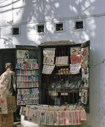 Cửa hàng báo giấy ngày xưa là trung tâm của những tin tức xã hội, chính trị. Nhưng ngày nay khi công nghệ phát triển, báo giấy dần biến mất và thay vào đó là sự lên ngôi của báo điện tử và MXH.