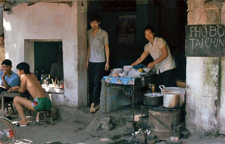 Xã hội ngày càng phát triển, con người càng muốn lật tìm từng ký ức của tuổi thơ yên bình qua những hình ảnh hàng quán ngày xưa, chính vì thế bộ sưu tầm ảnh những hàng quán ngày xưa của Hà Thành ngay lập tức chiếm được sự chú ý của độc giả.