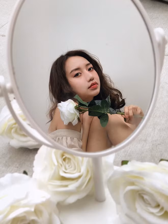 Trong ảnh, nữ sinh 9X Hải Phòng diện set đồ trắng tinh khôi, trang điểm nhẹ nhàng và để mái tóc buông xõa bồng bềnh. Thần thái cuốn hút, đôi mắt to tròn có hồn cùng khả năng tạo dáng khá chuyên nghiệp và thần thái của Linh khiến những bức ảnh của cô vô cùng đẹp mắt, thu hút người xem.