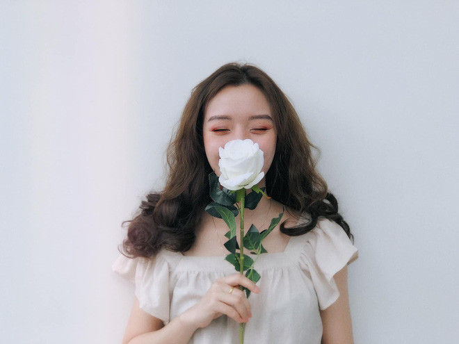 Điều đặc biệt hơn nữa: cô nàng nhiếp ảnh gia không chuyên – bạn thân của Linh chính là người đã đảm nhiệm từ A đến Z: sắp đặt bối cảnh, trang phục, make-up và chụp hình toàn bộ bằng một chiếc điện thoại, không hề có sự hiện diện của máy ảnh cơ.