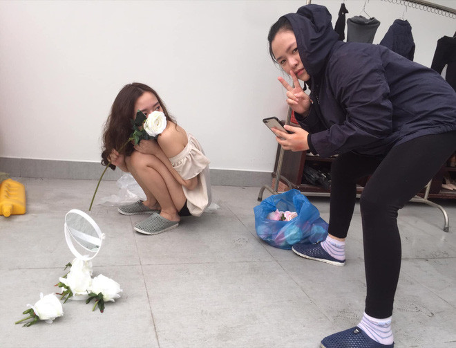 Phía sau khoảnh khắc diễn sâu của Linh là cảnh cô bạn thân trong trang phục "kín cổng cao tường" đang miệt mài "lăn lộn", tác nghiệp ở mọi tư thế để chọn được góc ảnh đẹp.