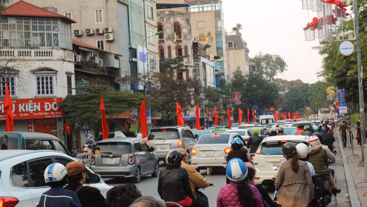 Nút giao thông Tôn Đức Thắng - Nguyễn Thái Học tắc dài khiến dòng người di chuyển khó khăn.