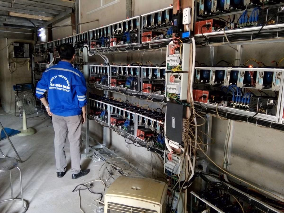 Nhap may dao bitcoin: Che tai nao quan ly “tien ao”, giao dich that?