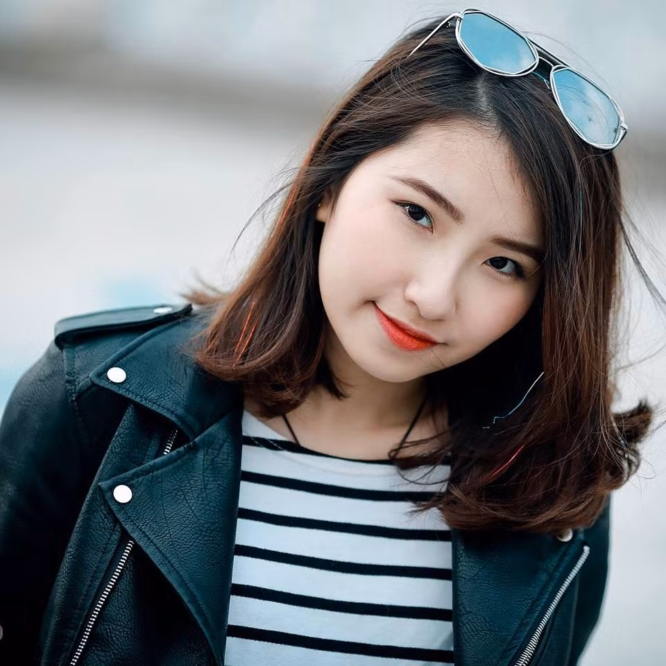 Suốt thời gian học cấp 2 và 3 tại trường Marie Curie, Khánh Linh luôn nổi bật với năng khiếu ca hát, nhảy múa. Ngoài ra, nữ sinh 9X Hà thành này còn có khả năng làm MC và tổ chức sự kiện.