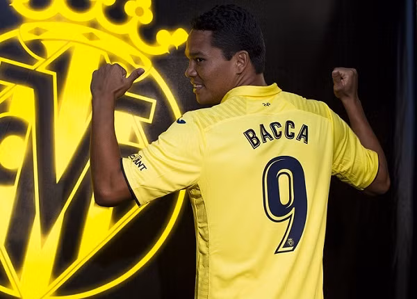 Carlos Bacca chia tay AC Milan: Thương vụ này đã được Villarreal công bố trên mạng xã hội Twitter. Theo đó, Carlos Bacca đã hoàn tất thủ tục gia nhập sân El Madrigal với bản hợp đồng cho mượn tới hết mùa từ AC Milan. Tại sân El Madridgal, Carlos Bacca sẽ khoác chiếc áo số 9. Theo lịch, tối nay, chân sút 30 tuổi này sẽ có màn ra mắt BLĐ và CĐV của Villarreal. Ảnh: Twitter