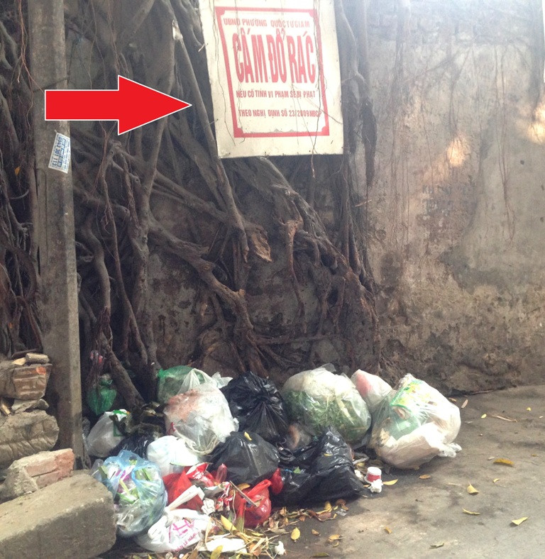 Chỉ cần nhìn vào những gì ghi trên tấm biển cấm đổ rác, người ta đủ hiểu người dân khu phố này bức xúc đến độ nào, tuy nhiên, rác thì vẫn vậy.