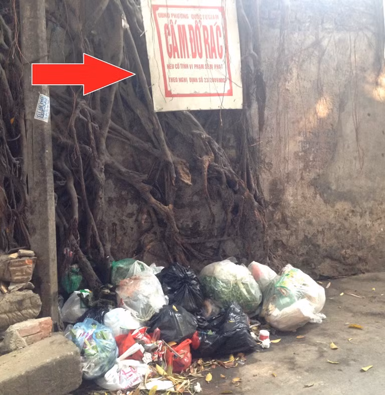 Chỉ cần nhìn vào những gì ghi trên tấm biển cấm đổ rác, người ta đủ hiểu người dân khu phố này bức xúc đến độ nào, tuy nhiên, rác thì vẫn vậy.