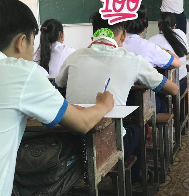 Muôn kiểu đối phó với nắng nóng "bá đạo" của học sinh: Từ dùng quạt mini tới mở dịch vụ cho thuê quạt với giá 2.000 đồng/lần.