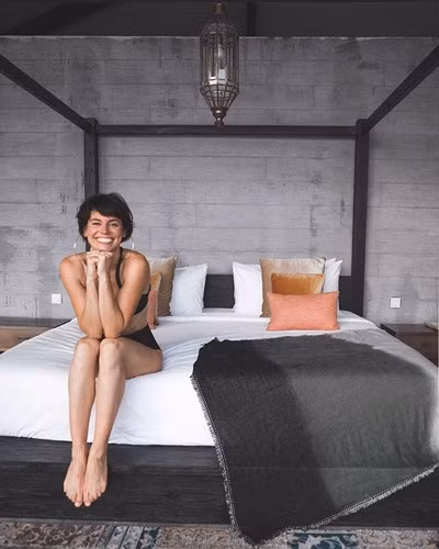 Ngoài ra, ứng viên cũng phải là người thông thạo tiếng Anh và có khả năng viết tốt, có hộ chiếu hợp lệ và có thể sẵn sàng đi du lịch liền trong 3 tháng.