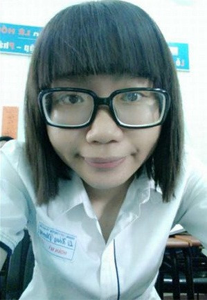 Bẵng đi một thời gian, người ta thấy Hoàn Mỹ quay trở lại với một ngoại hình mới toanh cùng thần thái tự tin hơn hẳn trong MV "Người lạ ơi". Ít ai có thể nhận ra được cô gái từng tự ti ngày nào giờ lại thay đổi nhiều đến vậy. Không còn hình ảnh của một cô gái có phần hơi xuề xoà, đơn giản ngoài đời hay trông hơi "sến" trên sân khấu như trước, Hoàn Mỹ giờ đây đã xây dựng được cho mình một phong cách thời trang ổn định, cá tính và nổi bật hơn xưa.