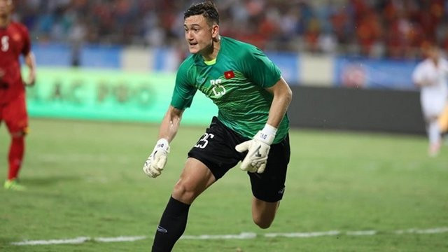 Đứng trong khung gỗ của ĐT Việt Nam trận mở màn AFF Cup 2018 được cho là Đặng Văn Lâm. Trong khi Bùi Tiến Dũng còn non kinh nghiệm, Tuấn Mạnh vừa trải qua mùa giải V.League không tốt thì Lâm Tây là cái tên nổi lên ở vị trí người gác đền trong sơ đồ chiến thuật của HLV Park Hang-seo.