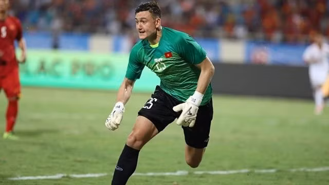 Đứng trong khung gỗ của ĐT Việt Nam trận mở màn AFF Cup 2018 được cho là Đặng Văn Lâm. Trong khi Bùi Tiến Dũng còn non kinh nghiệm, Tuấn Mạnh vừa trải qua mùa giải V.League không tốt thì Lâm Tây là cái tên nổi lên ở vị trí người gác đền trong sơ đồ chiến thuật của HLV Park Hang-seo.