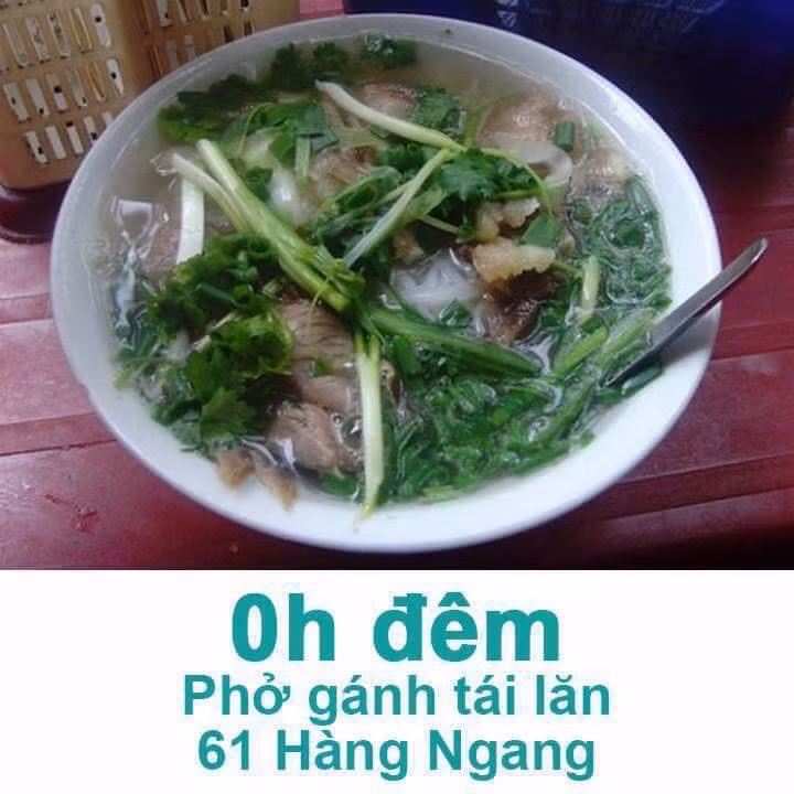 Ẩm thực Hà Nội và đặc biệt là món phở luôn là chủ đề chưa bao giờ hết nóng trên các trang mạng xã hội. Thậm chí, nhiều bạn trẻ tâm huyết còn lập ra hẳn những fanpage như "Hôm nay ăn gì?" hay "Hội suốt ngày hỏi bây giờ ăn gì nhỉ" để giải đáp nhu cầu ăn uống của các bạn trẻ.