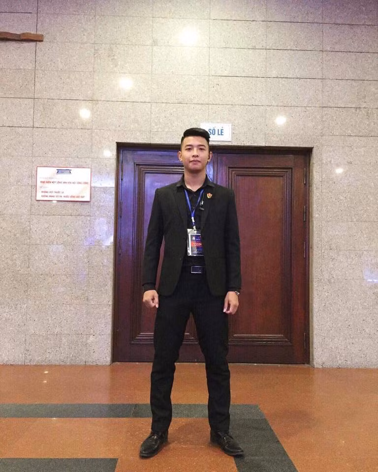 Cùng ngắm nhìn hình ảnh chàng bảo an đẹp trai được dân mạng truy lùng.