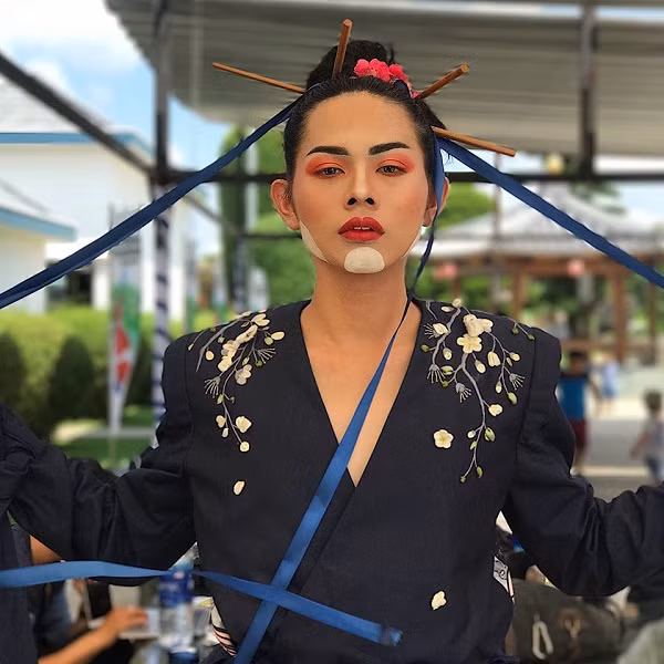 Mặc dù từng muốn bỏ cuộc khi bị người đời dèm pha, nhưng những lúc đó Anh Kiệt luôn cảm thấy may mắn khi có mẹ ở bên cạnh động viên, an ủi, tiếp sức cho cậu trên con đường theo đuổi thành công và sống thật với giới tính của mình.