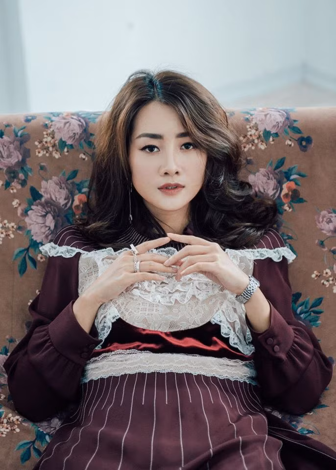 Cùng ngắm nhìn những hình ảnh quyến rũ của Quỳnh Chi nữ MC "tuổi băm" vẫn đẹp mê hồn.