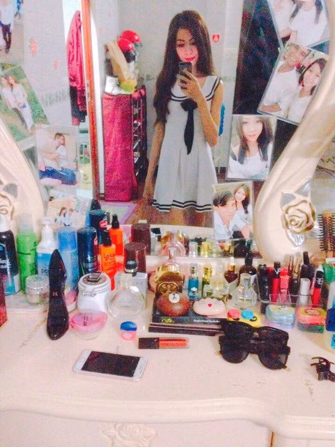 Tuy nhiên, góc trang điểm của đa số các bạn trẻ đều rất được đầu tư. Đồ make up cũng rất đa dạng không chỉ tốt thôi mà mẫu mã phải đẹp nữa. Ảnh: MXH