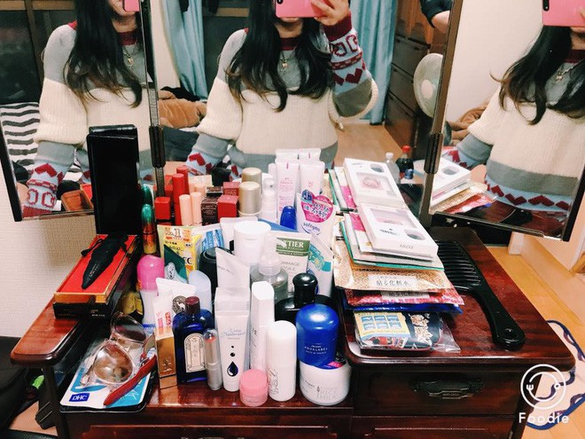Góc trang điểm chật kín không còn chỗ để, với tình hình này thời gian không lâu nữa chắc chắn cô nàng này sẽ phải cơi nới thêm diện tích. Ảnh: MXH.