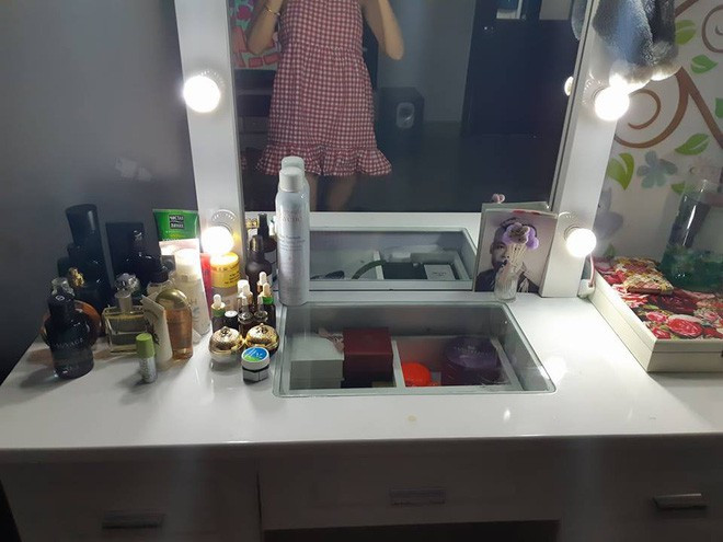 Bởi thế nên mới có những góc trang điểm đầy phấn, son, nước hoa, lại có những góc trang điểm không có nổi một thỏi son đấy mà. Ảnh: MXH